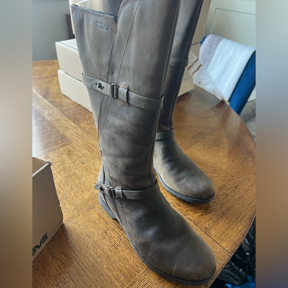 Del Vina Teva boots never worn